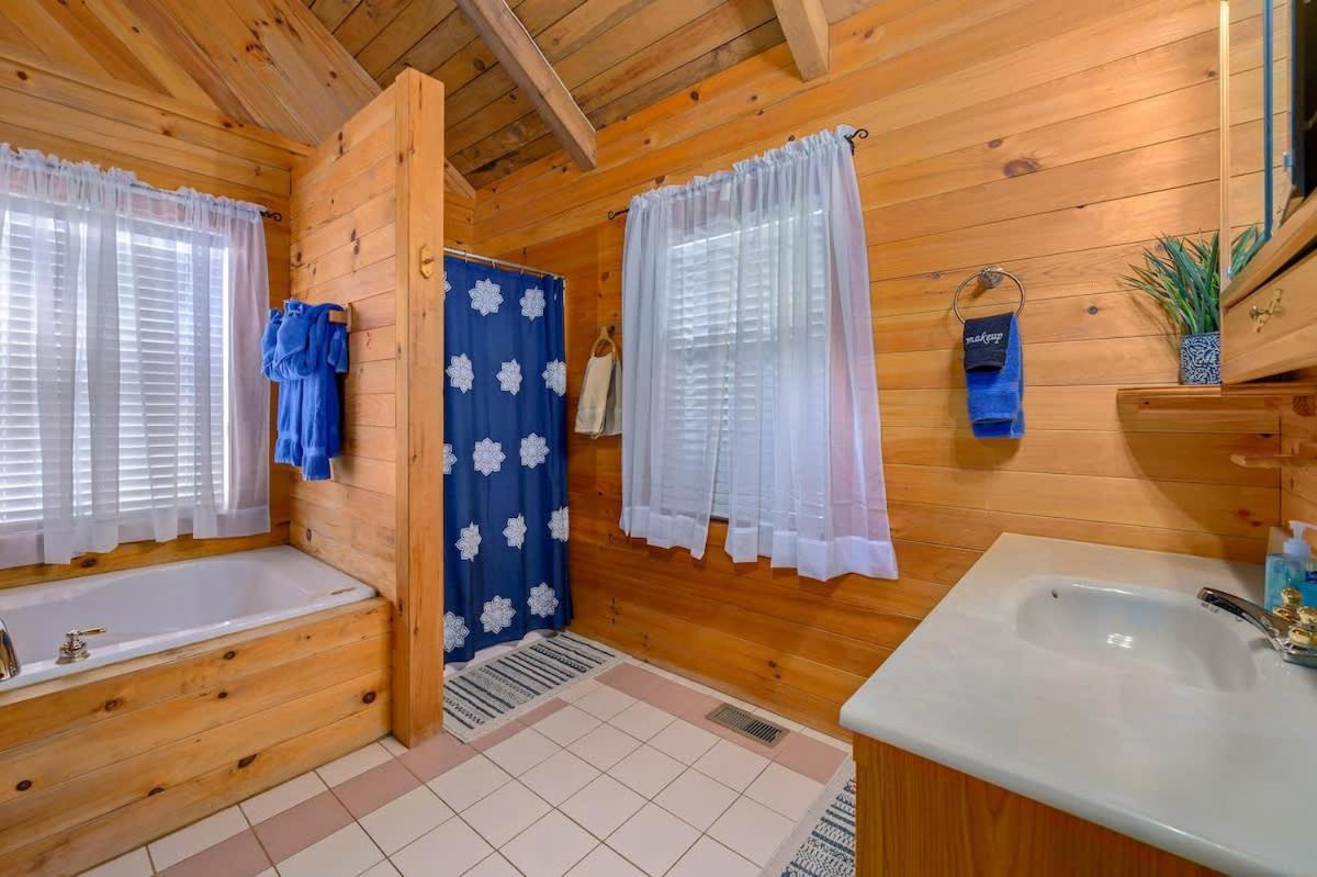 Beautiful View! Log Cabin,Fireplace,Hot Tub,Arcade,Pool,Fishing Sevierville Buitenkant foto
