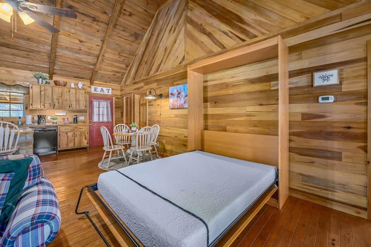 Beautiful View! Log Cabin,Fireplace,Hot Tub,Arcade,Pool,Fishing Sevierville Buitenkant foto