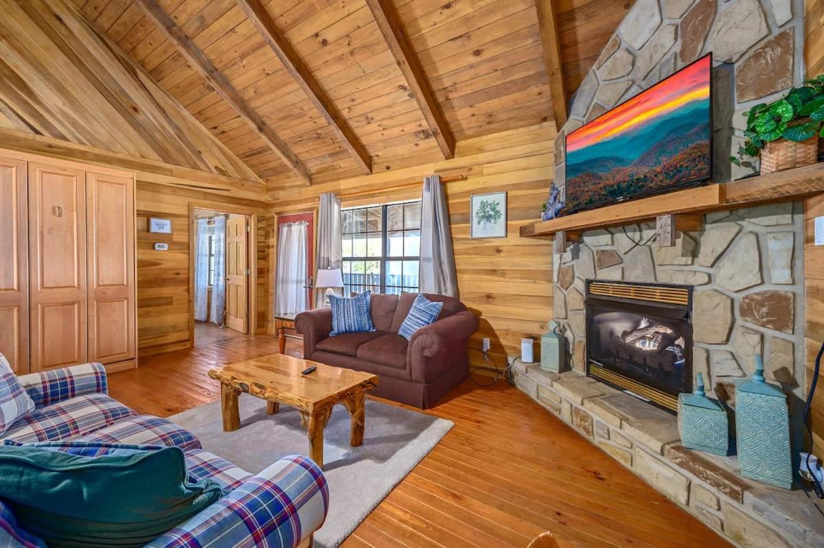 Beautiful View! Log Cabin,Fireplace,Hot Tub,Arcade,Pool,Fishing Sevierville Buitenkant foto