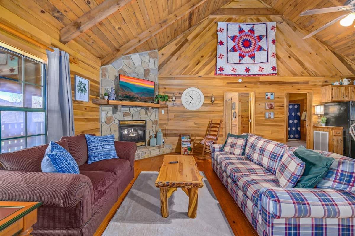 Beautiful View! Log Cabin,Fireplace,Hot Tub,Arcade,Pool,Fishing Sevierville Buitenkant foto